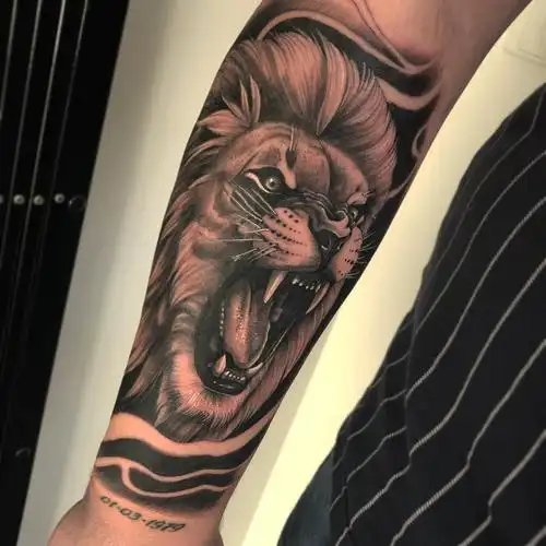 小臂黑灰写实雄狮纹身图案