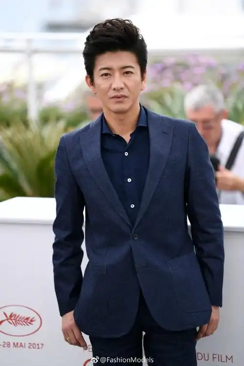 红毯星光redcarpet#木村拓哉一身深蓝色西装亮相新片《无限之住人》