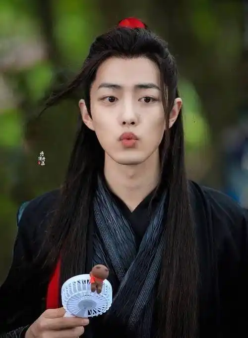 《经济半小时》报道电影诛仙,让人感叹肖战厉害,张小凡出息了_浑身