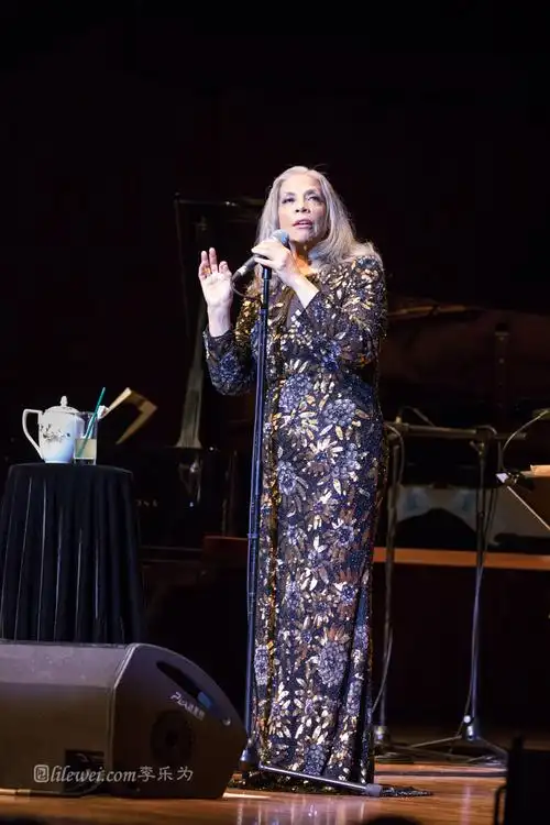 p>佩蒂·奥斯汀 i>(patti austin) /i>,美国著名爵士乐女歌手.