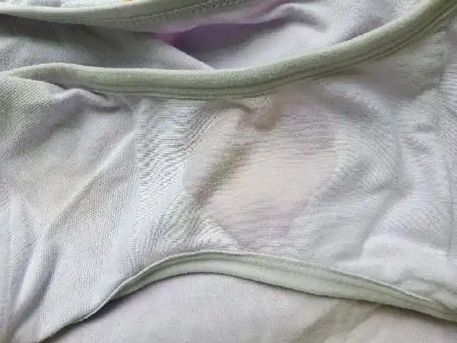 刚起床吃了饭 想上厕所 看见内裤湿,这样子会是羊水吗?