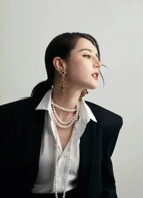 迪丽热巴黑西装戴墨镜好霸气.1/9