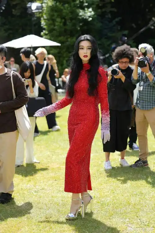 范冰冰巴黎时装周又一套造型