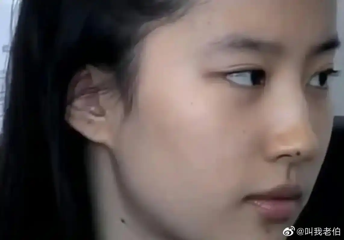 刘亦菲这个无滤镜素颜视频的状态好真实啊,脸上有好几课痣,牙齿也不够