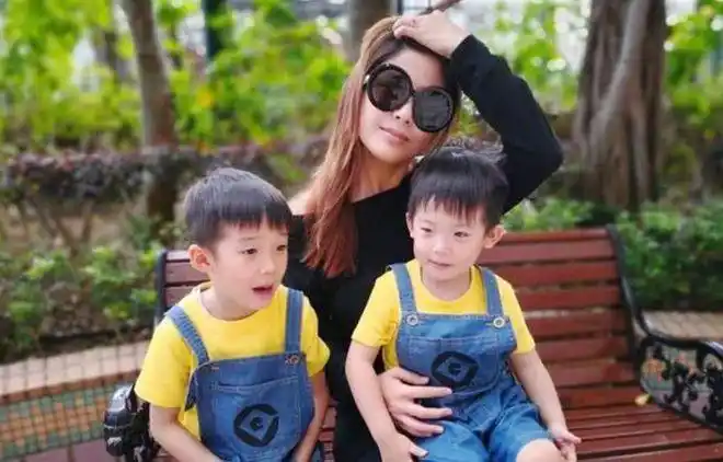 在两个孙子面前洪金宝吃相不输孩子旁边的美女菲佣忍不住想笑