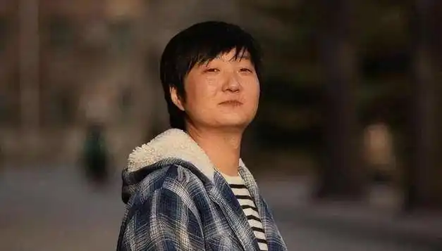 45岁演员王大治近况曝光眼神比较吓人语气很怪异像喝醉酒