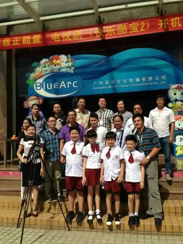 突然翻到了十年前拍摄《快乐酷宝》时的旧照片,剧中的孩子们现在 - 抖