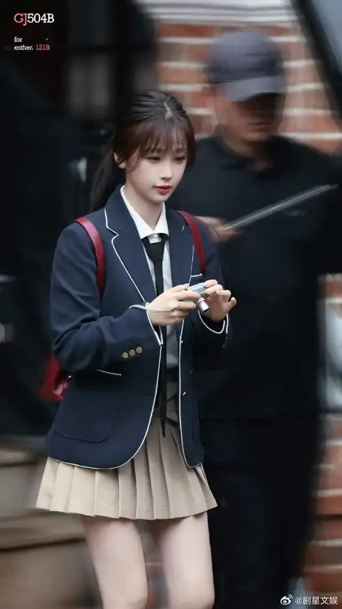 虞书欣 低马尾校服