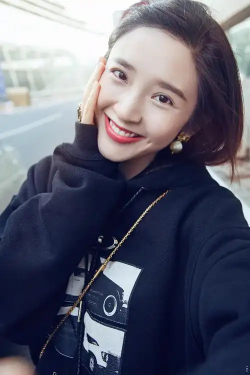 没想到唐艺昕这么瘦,穿香槟色"牛奶服"露小虎牙,真是又纯又欲