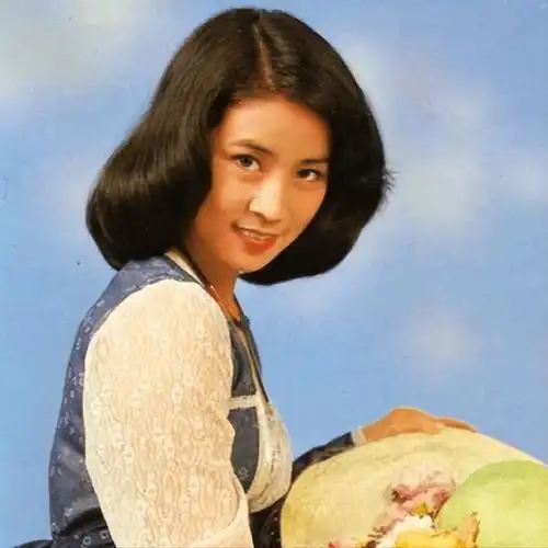 林凤娇奉子成婚被成龙提防18年,屡遭背叛也不分手,她的现状如何