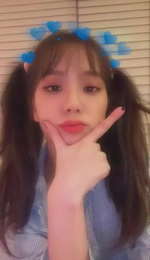 金智秀今日照片:空气刘海 双马尾