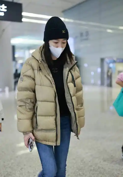 李小冉现身机场,短款羽绒服搭配紧身牛仔裤,保暖又时尚_颜色_身材