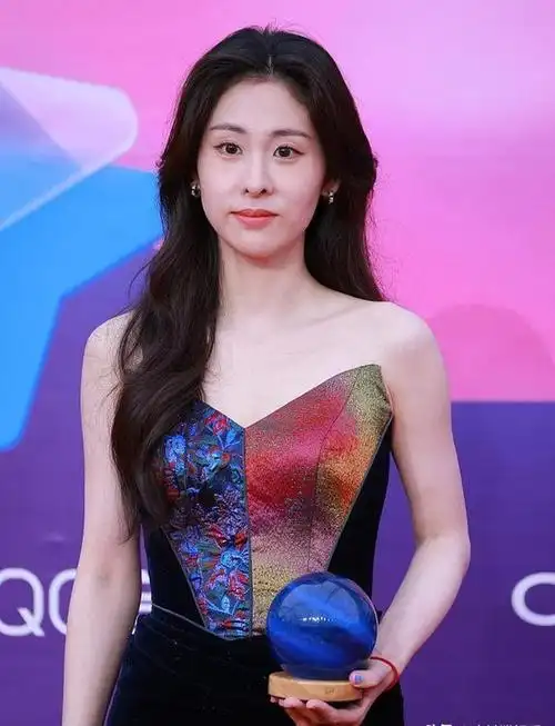 纵观11位冠军,张碧晨的发展算是数一数二的.