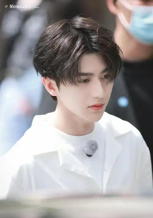 蔡徐坤白衬衫外套造型照片,干净清爽少年气息满满