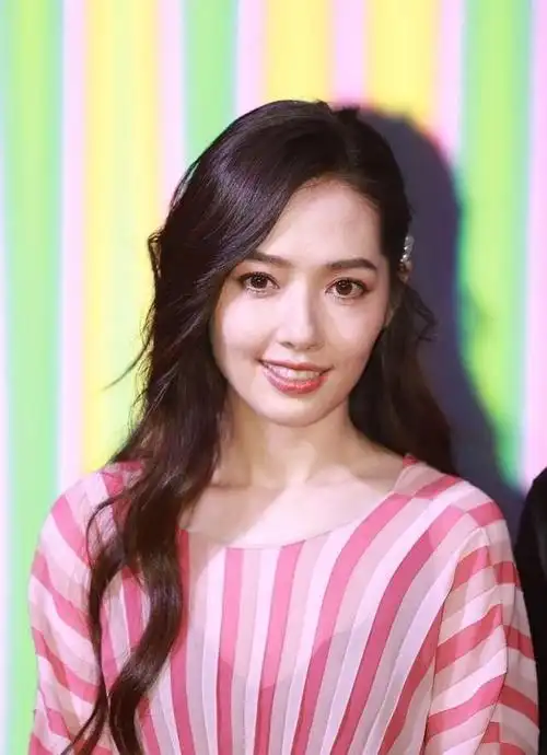 郭碧婷穿着粉色条纹裙,依偎在向佐身旁十足的小女生模样.