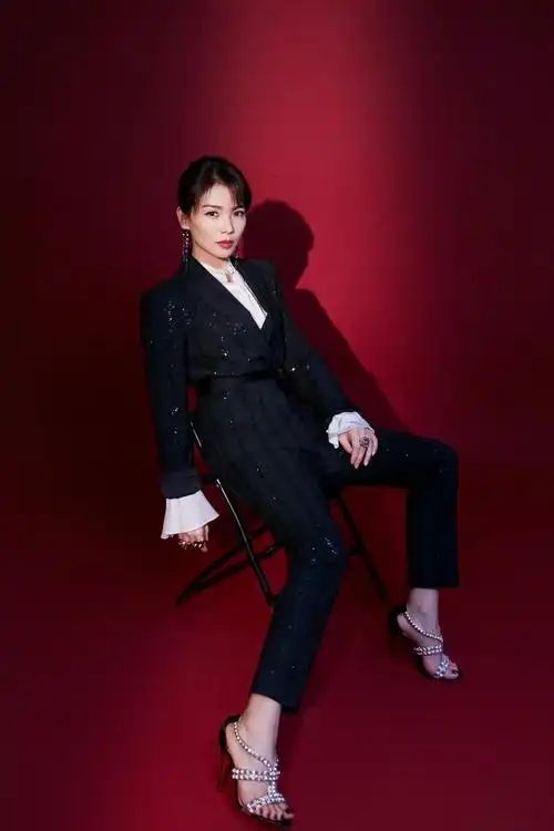 刘涛穿黑色系太帅了一身西服套装点亮全场