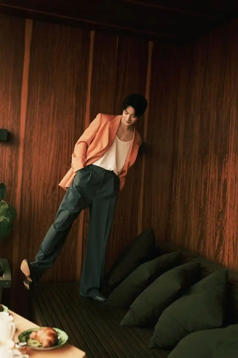 组图:肖战穿橘色西装外套肩宽腰窄 眼神深邃气质随性高贵