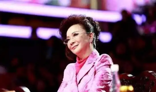 他竟然是蔡明儿子年近四十仍未婚是蔡明的骄傲更是最大心病