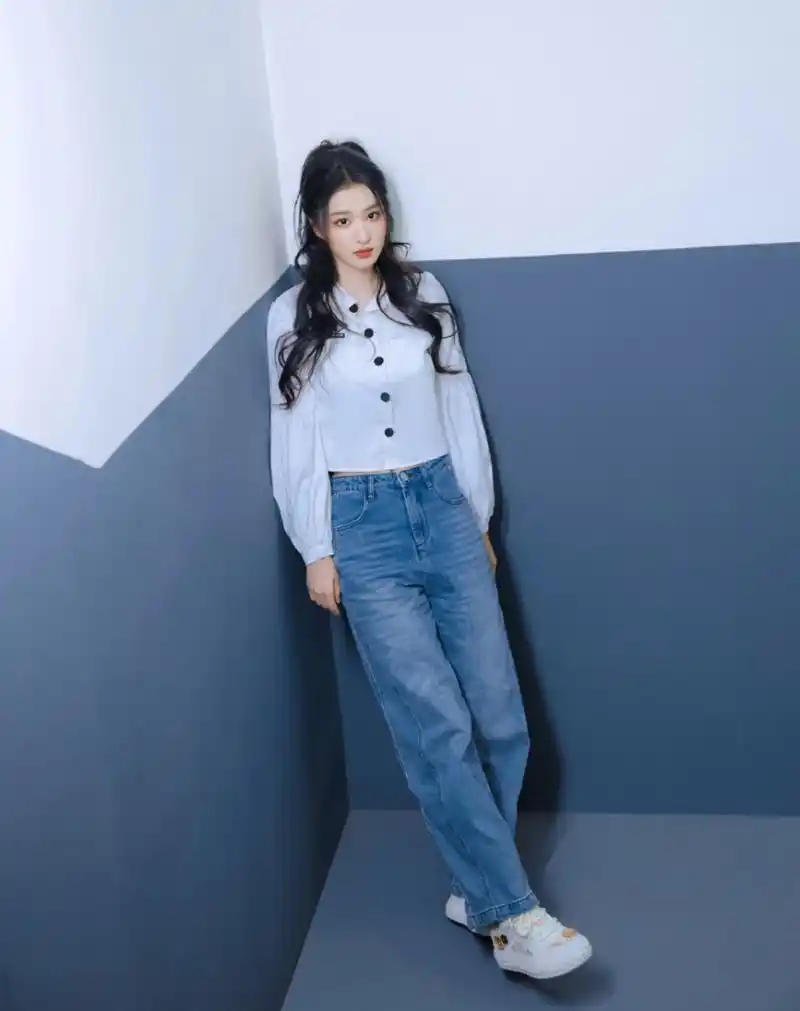 王楚然蓝色衬衫配牛仔裤美爆了,甜美清纯美丽动人,太诱人了!