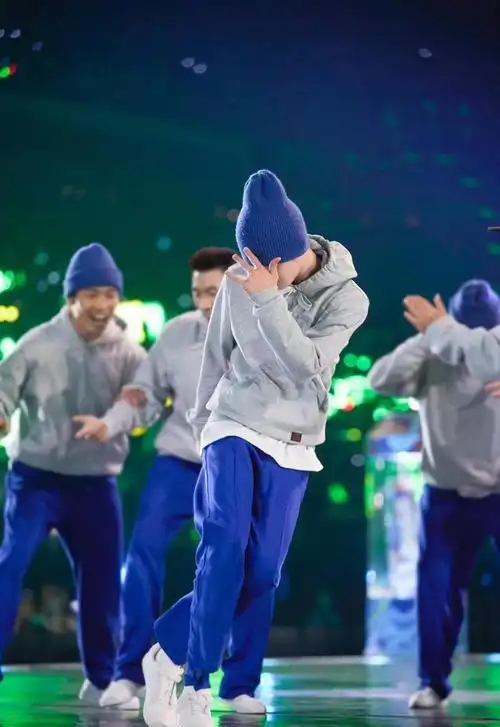 240215王一博街舞现场照舞动风采粉丝热情盛赞