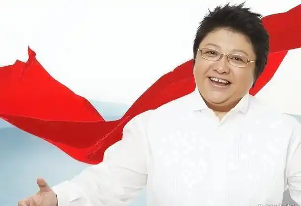 瞒不住了!韩红家庭底细被曝光,难怪娱乐圈里"无人敢惹"