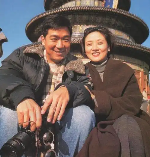 邓婕坦言40年无子真相,张默用4个字解释真相,网友:做后妈真难