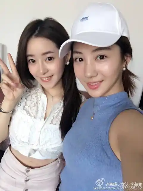 猜猜看我和@蜜蜂少女队-赵婉婷 在干嘛?嘿.