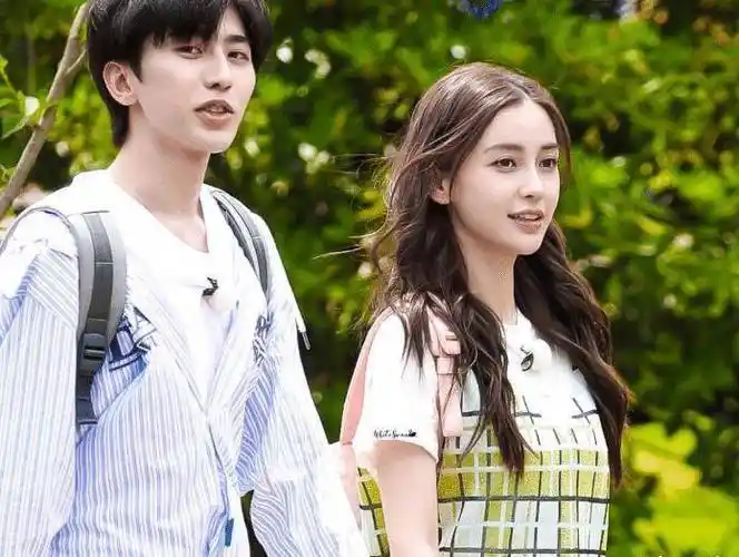 有种"放飞自我"叫蔡徐坤上跑男,看到路透图,和baby同框超吸睛_节目