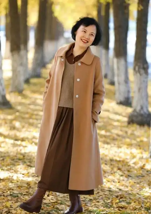 没有可以扮嫩追求时髦,但是一举一动尽显优雅的女人;而另外一种,则是