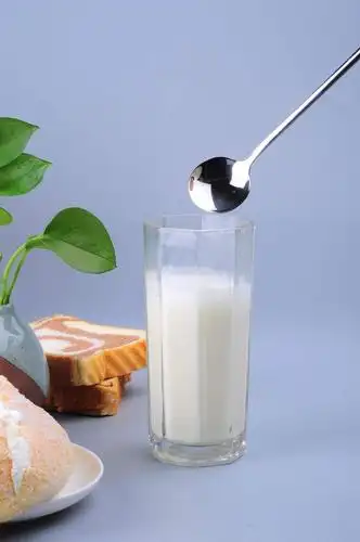 喝牛奶的时间在早上8-9点是最好的,这个时候正是人体需要大量营养的