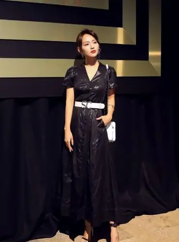 张嘉倪出去旅游了一趟,竟然变黑了这么多?可见防晒有多重要了!