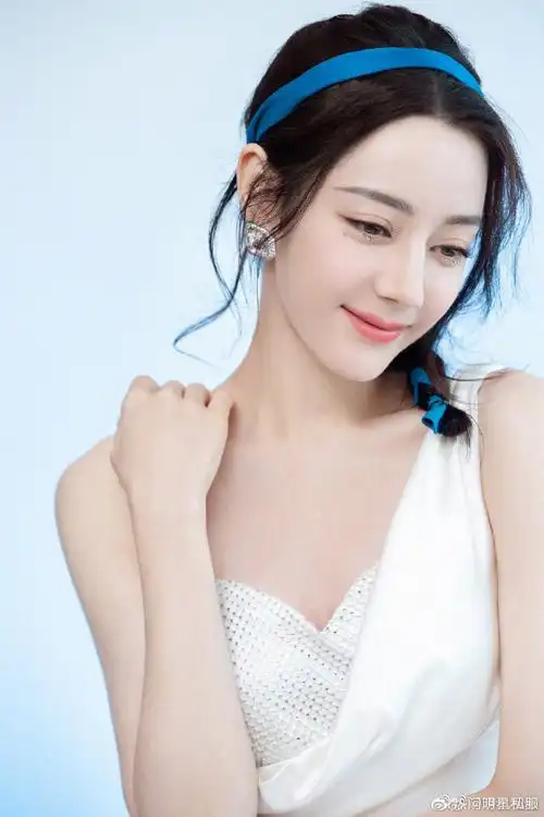 迪丽热巴蓝色发带编发