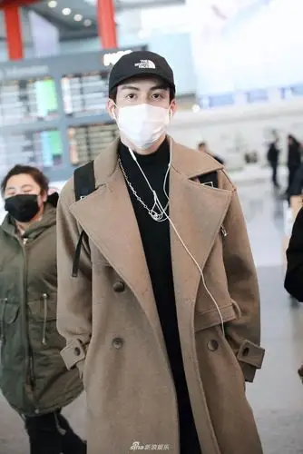 曾舜晞装扮时髦包裹严实现身