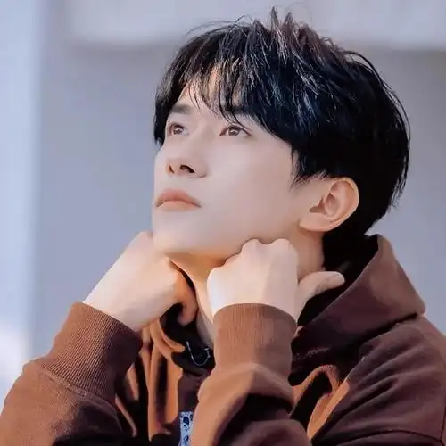 超受欢迎的易烊千玺微信帅气头像,明星头像图片-回车桌面