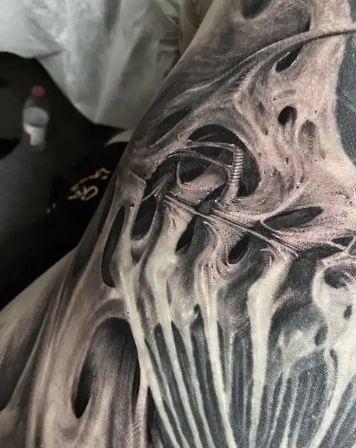 异形主题满背纹身图片_背部欧美写实纹身图案(2)_广东省深圳市纹身店