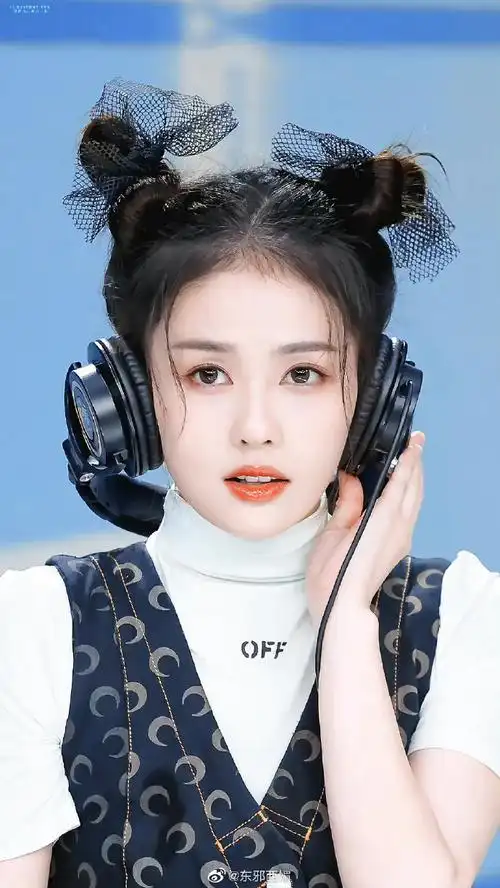 双丸子头#当女明星梳上减龄双倍的双丸子头,鬼马精灵feel 太可爱了 !