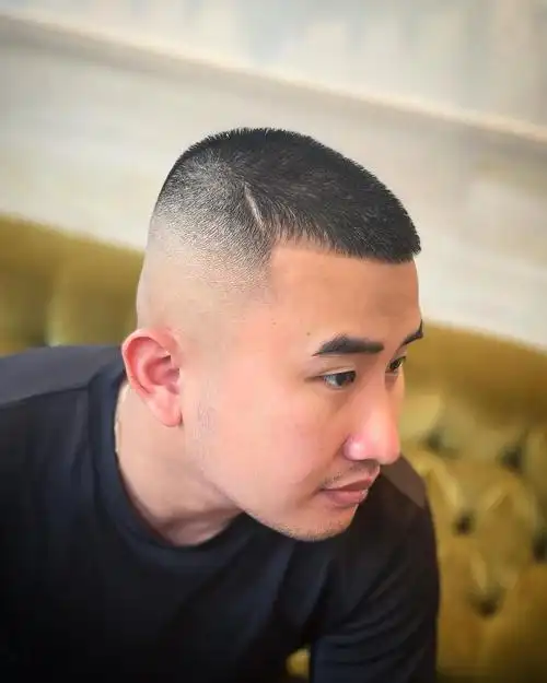 就把原本的二八分油头造型换成了清爽的小寸头,立马精神百倍,避免老气