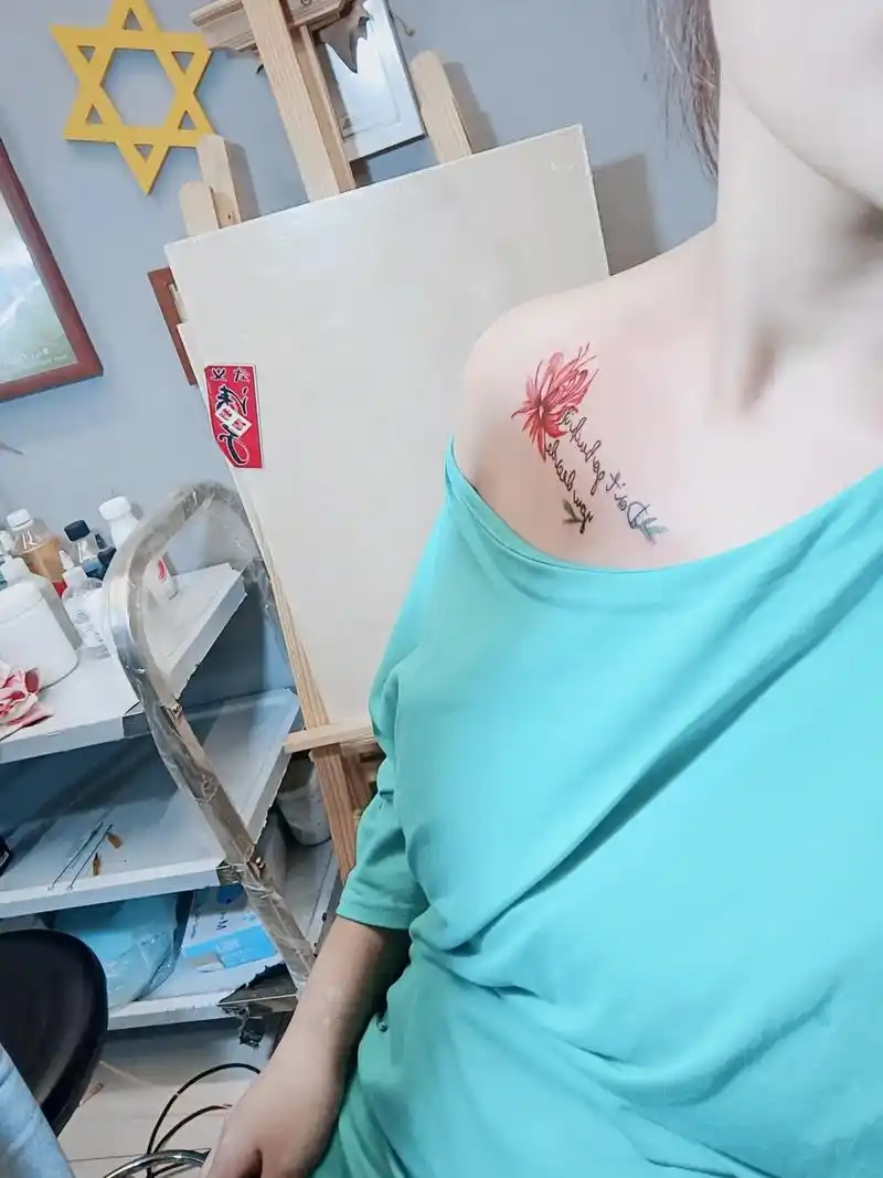彼岸花开胸前纹,从此不爱任何人,左肩坡上彼岸花,从此命中在无 - 抖音