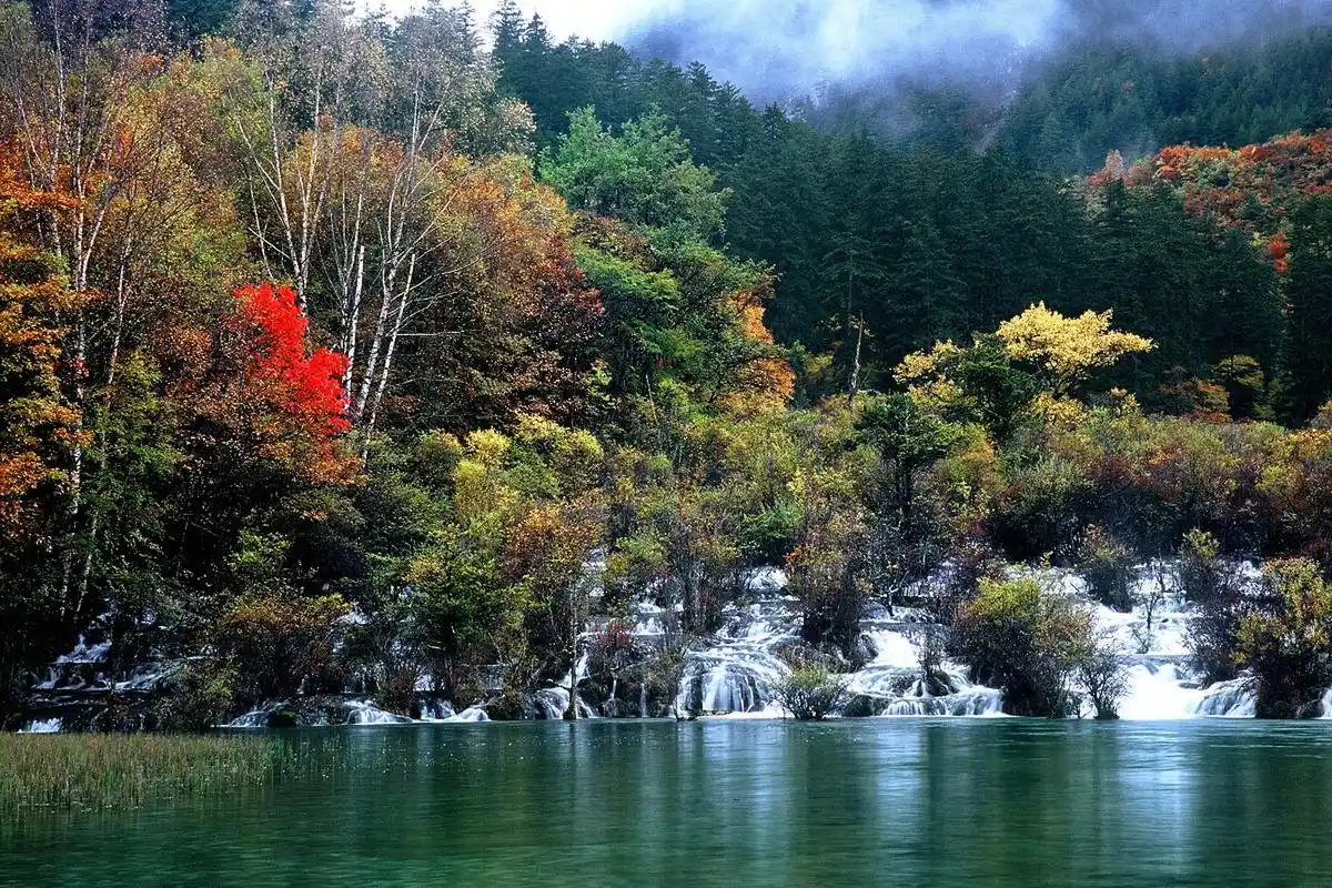 这里的景色让人感叹大自然的鬼斧神工,也让人深深地爱上这个地方.