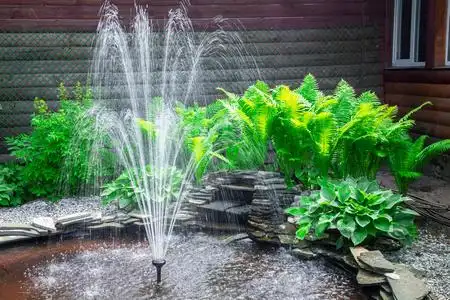 客栈附近的小喷泉照片