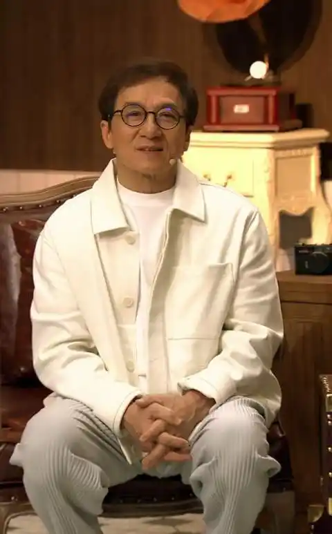 成龙首次直播人气破亿众多明星连线助阵68岁状态不减当年