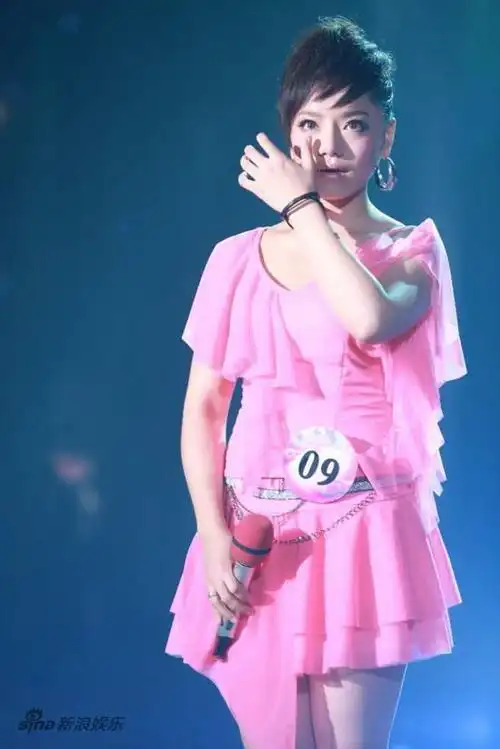 图文:09快女6进5--江映蓉为妈妈献歌落泪