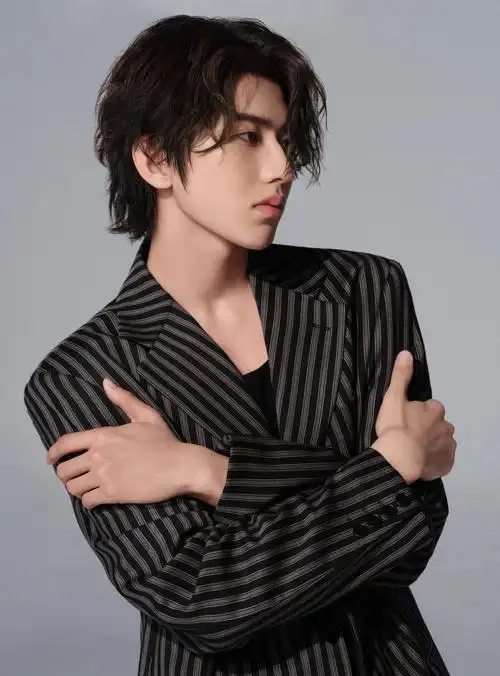 蔡徐坤帅气绅士写真