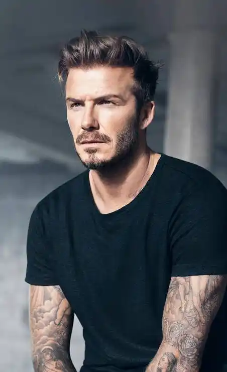 穿黑色t恤的英格兰足球明星贝克汉姆手机壁纸