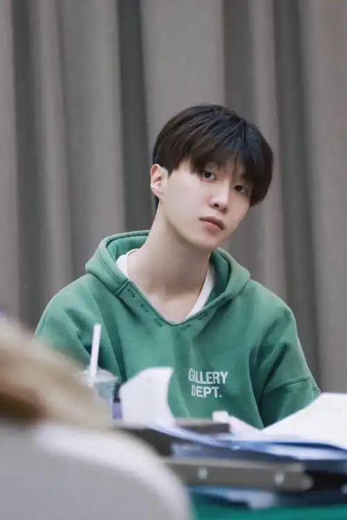 范丞丞 王牌现在都这么疯吗#被出现了几分钟的素颜小宝帅晕……分享