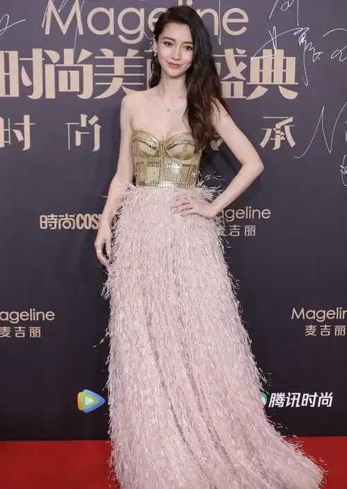 杨颖还是好好当模特吧金属抹胸配羽毛裙摆没点气质真撑不住