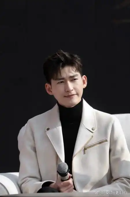 他就是张翰,曾经的《新还珠格格》里的五阿哥,也是《东八区的先生们》