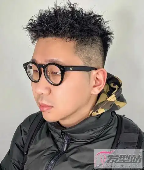 适合男生的烫发发型 小卷烫发洋气显发量_发型站_最