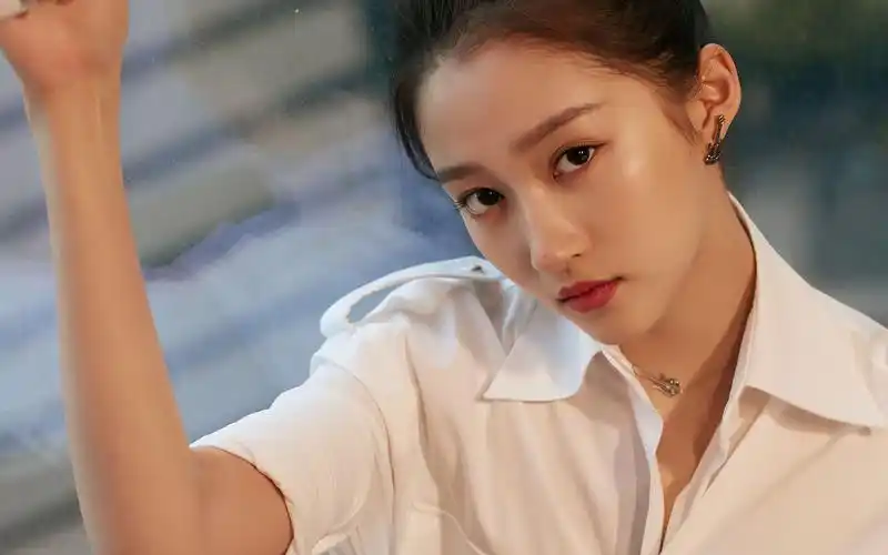 关晓彤纯白甜美写真桌面壁纸