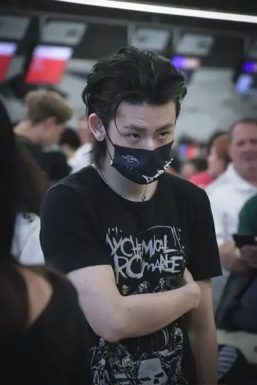 小鬼泰国出发回国#  小鬼王琳凯泰国7615北京饭拍  好嫩的少年感